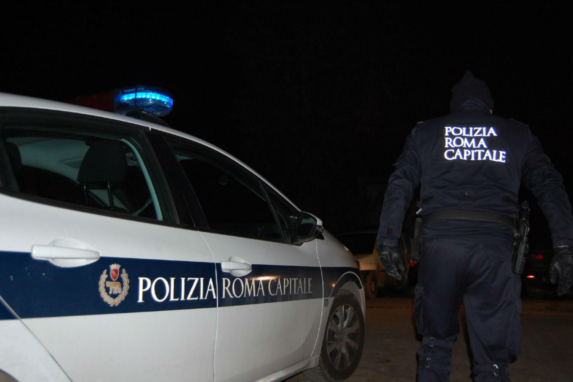 Grave incidente a Roma: tre vigili urbani travolti mentre effettuavano rilievi stradali