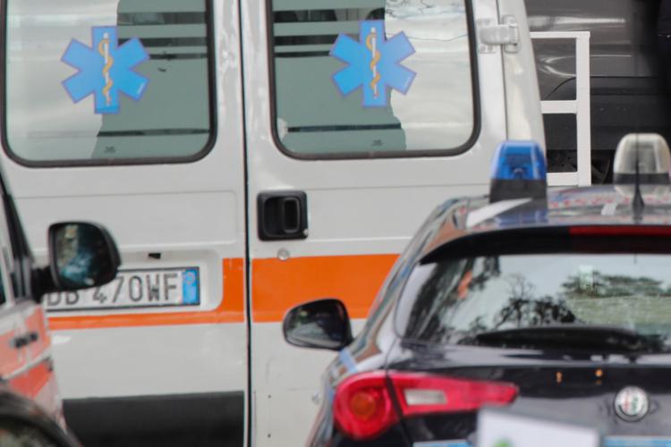 Neonato trovato morto nella culla termica di una chiesa a Bari