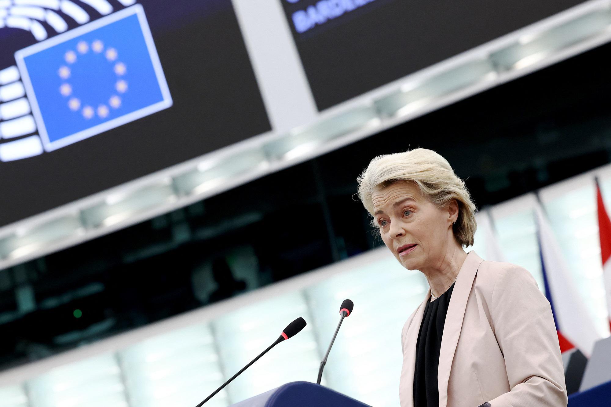 Ursula von der Leyen rieletta con 370 voti: nuovo minimo storico e Parlamento diviso