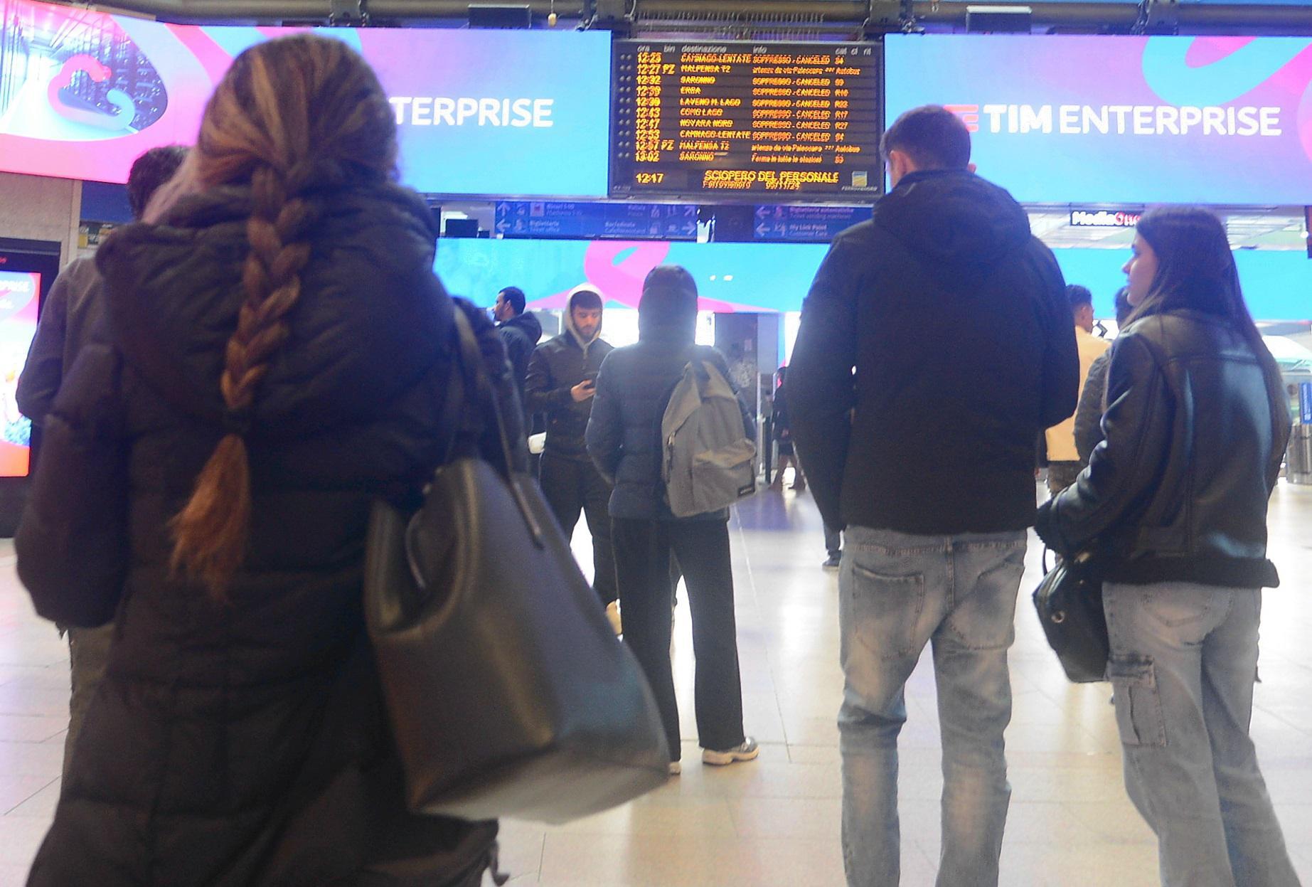 Sciopero treni oggi e domani: cancellazioni, ritardi e orari delle fasce garantite