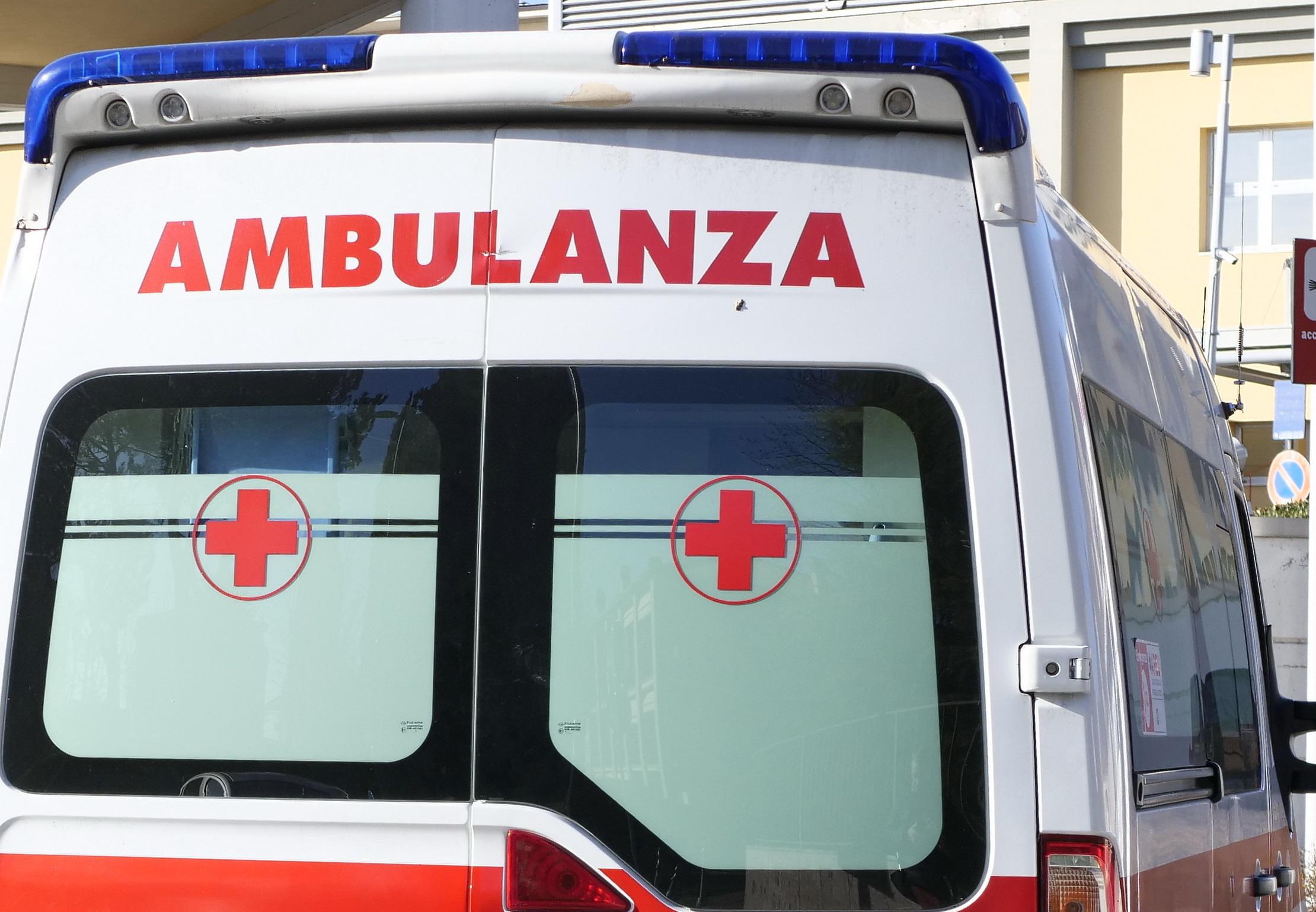 Muore schiacciato da una lavatrice mentre aiuta un amico: tragedia a Cagnano