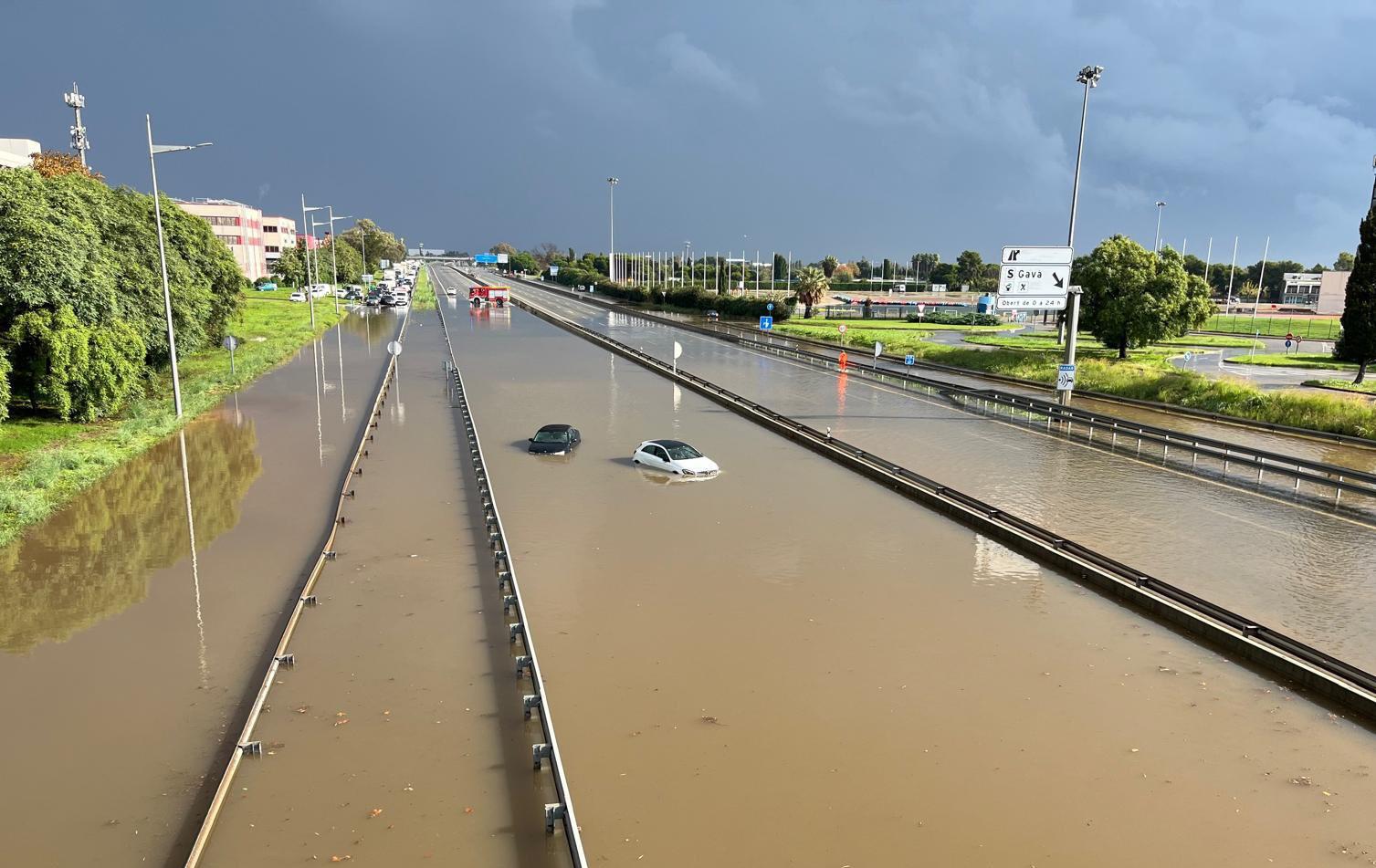 Alluvione in Spagna: allerta rossa a Barcellona, allagamenti e voli cancellati a El Prat