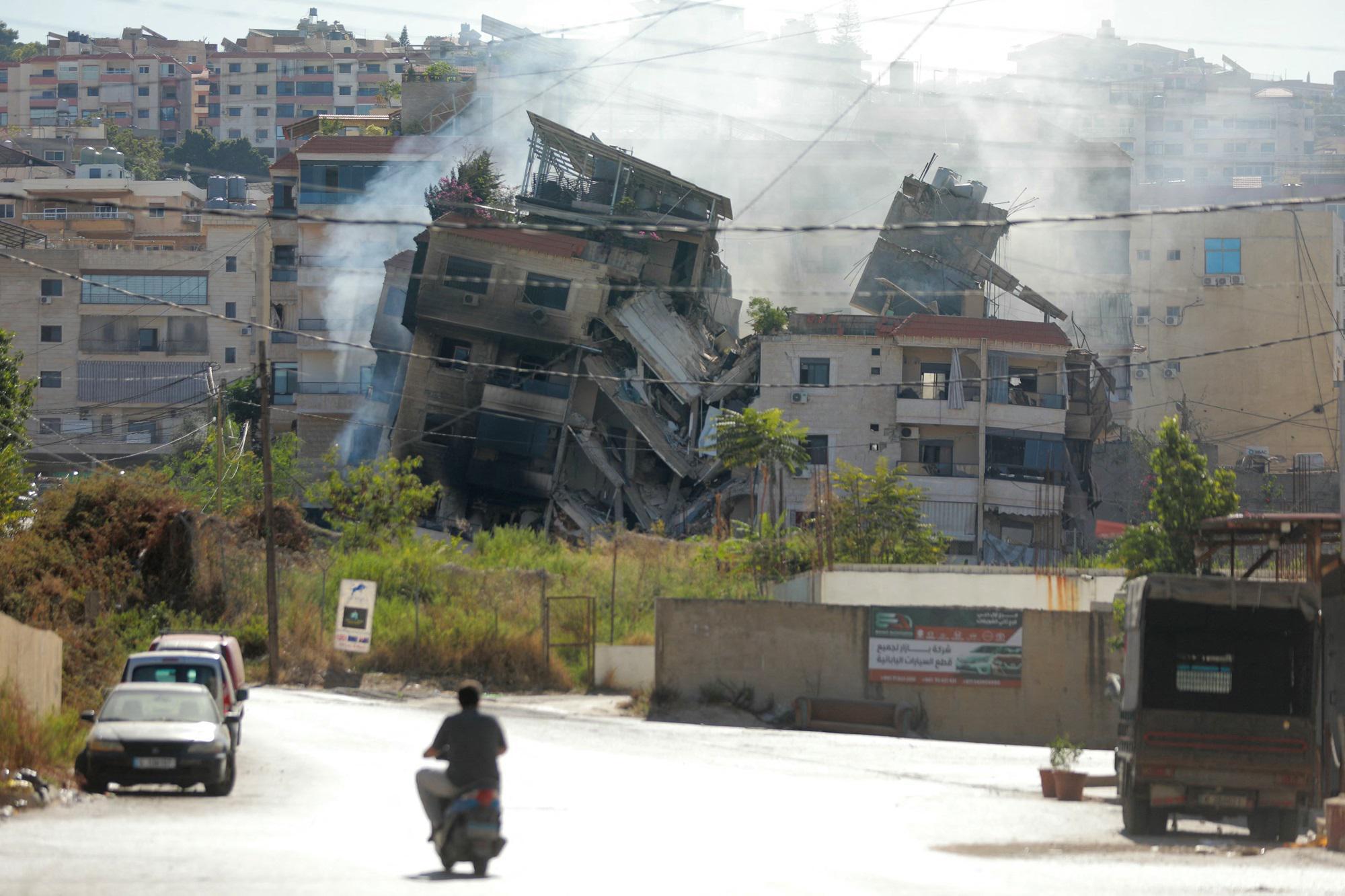 Raid israeliani su Beirut: Hezbollah risponde con razzi, bilancio di morti e feriti in aumento