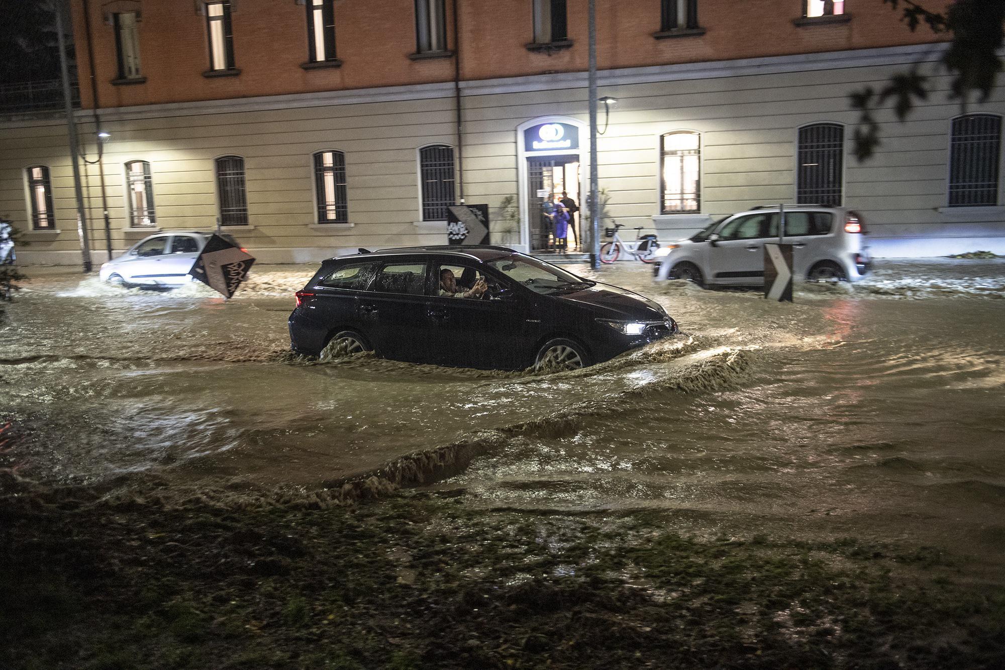 Maltempo in Italia: allagamenti da Nord a Sud e una vittima nel Bolognese