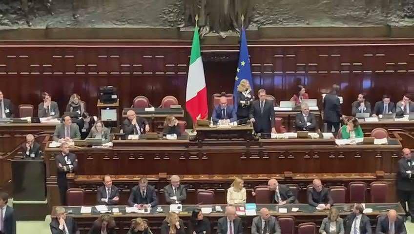 Bagarre alla Camera: scontro tra Meloni e opposizioni sul Manifesto di Ventotene