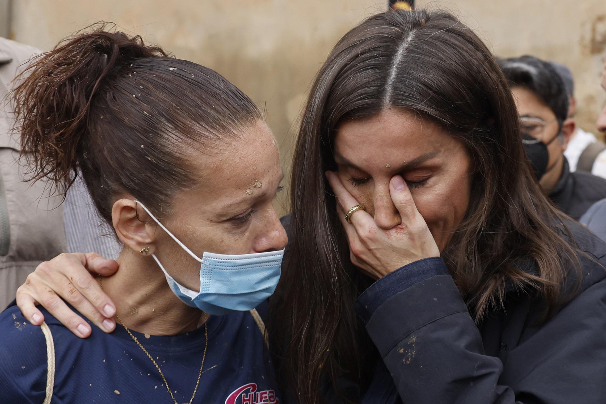 Alluvione in Spagna: la regina Letizia in lacrime tra gli sfollati di Paiporta