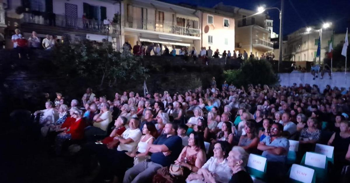 Gli astrofili del Gam di Massa alla Cri di Albiano Magra in Lunigiana il 10 agosto per fare ammirare le stelle cadenti.