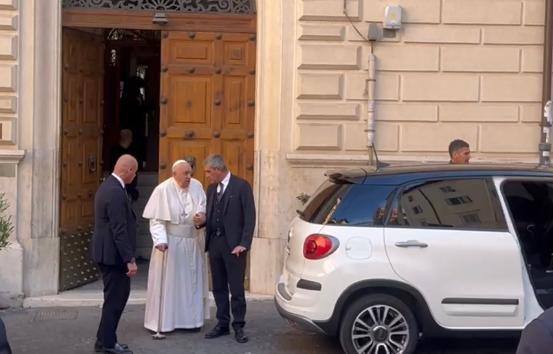 Papa Francesco fa visita a sorpresa a Emma Bonino dimessa dall