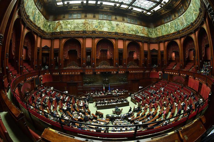 Manovra 2025: emendamento per equiparare stipendi dei ministri non parlamentari ai deputati