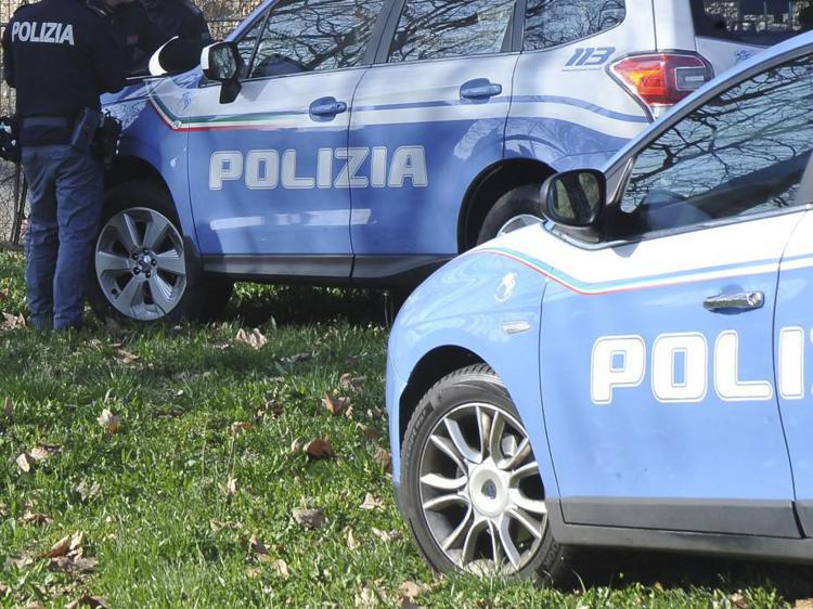 Arrestati nove individui per violenza sessuale di gruppo su una minorenne