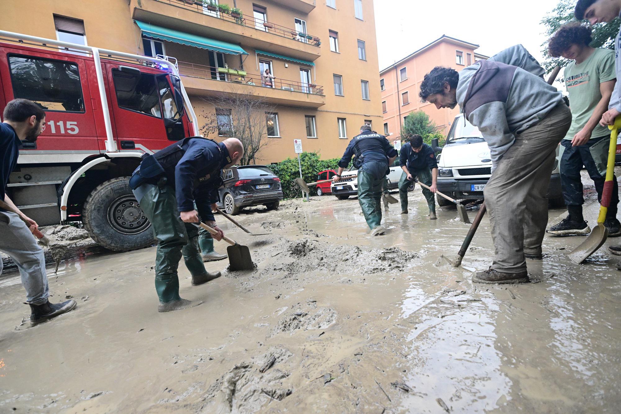 Maltempo in Emilia-Romagna: emergenza a Bologna, scuole chiuse