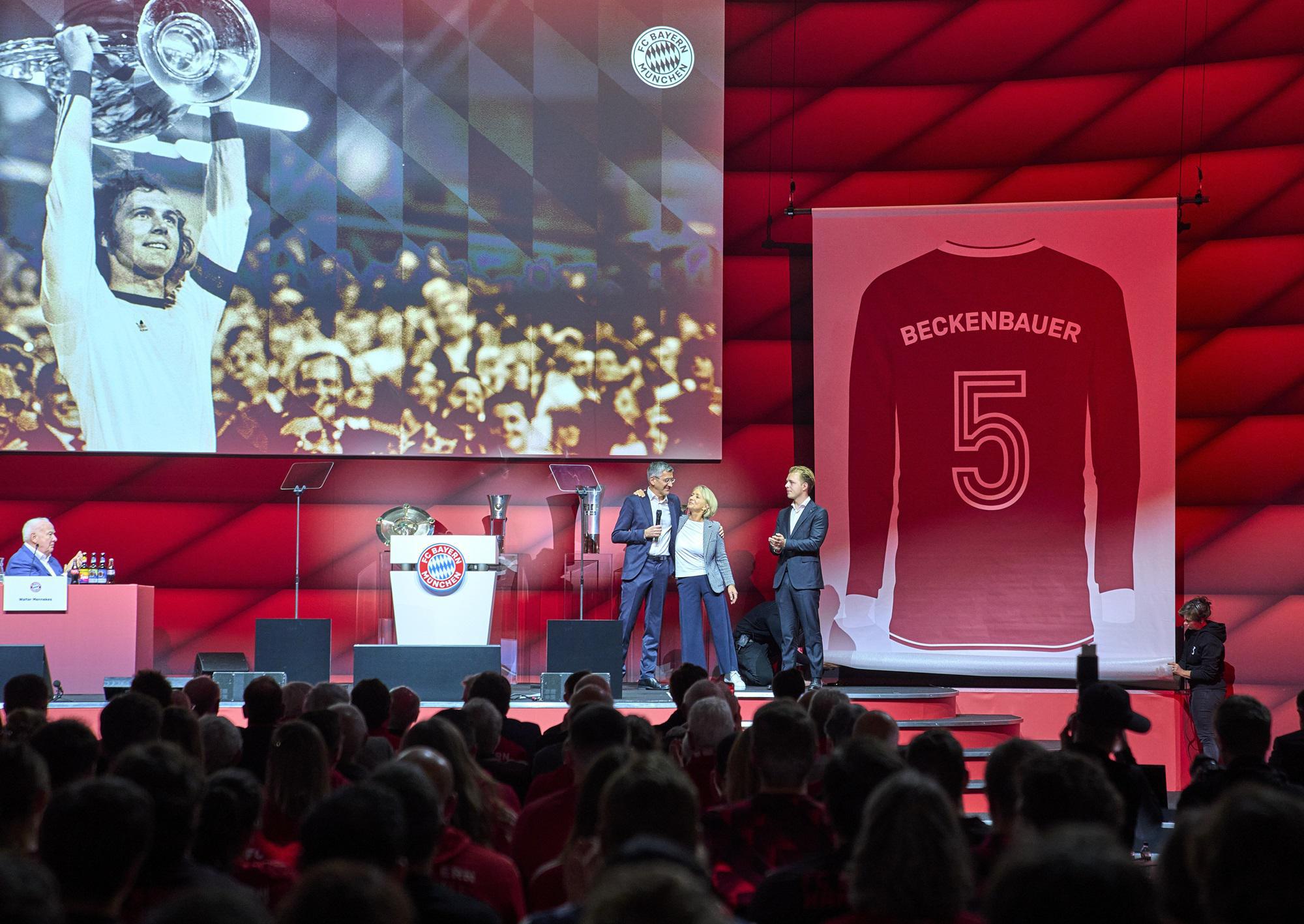 Bayern Monaco ritira la maglia numero 5 in onore di Franz Beckenbauer