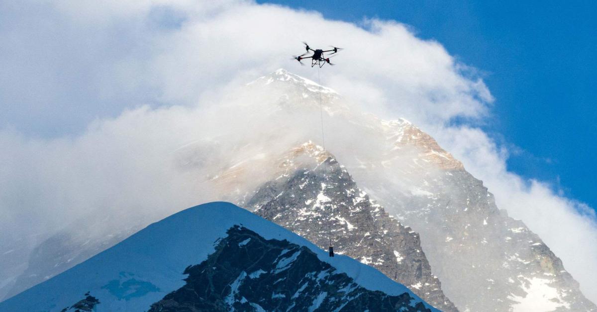 DJI completa i primi test di consegna con droni al mondo sul Monte Everest 