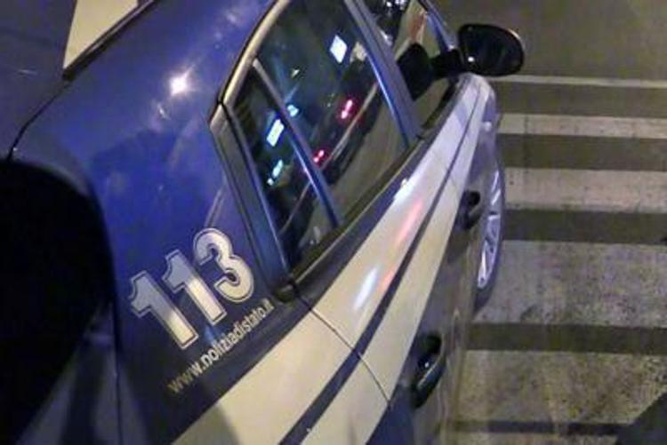 Palermo, donna partorisce in strada e gira con il neonato: salvati dalla polizia