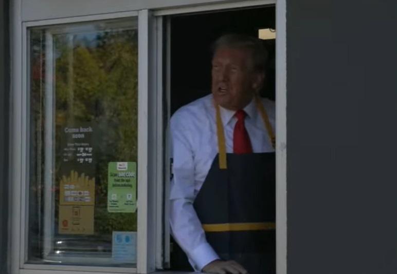 Donald Trump al lavoro in un McDonald