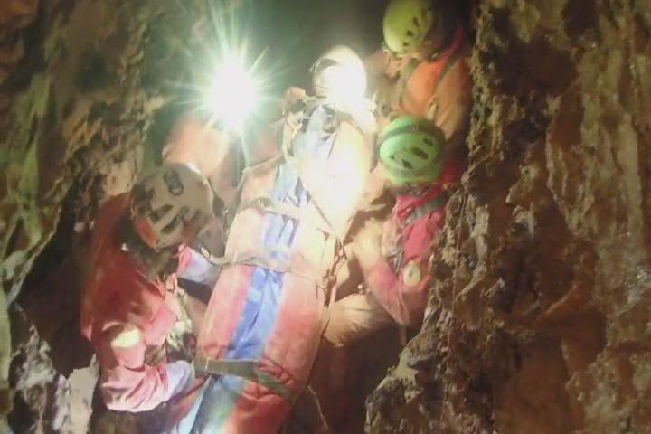 Le prime immagini della speleologa Ottavia Piana soccorsa nella grotta di Bueno Fonteno