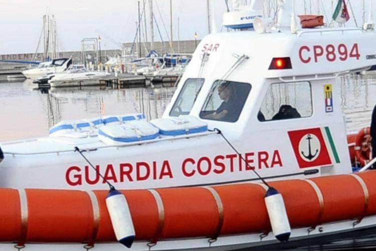 Naufragio di migranti al largo di Lampedusa: 10 superstiti e 6 vittime, si cercano 40 dispersi