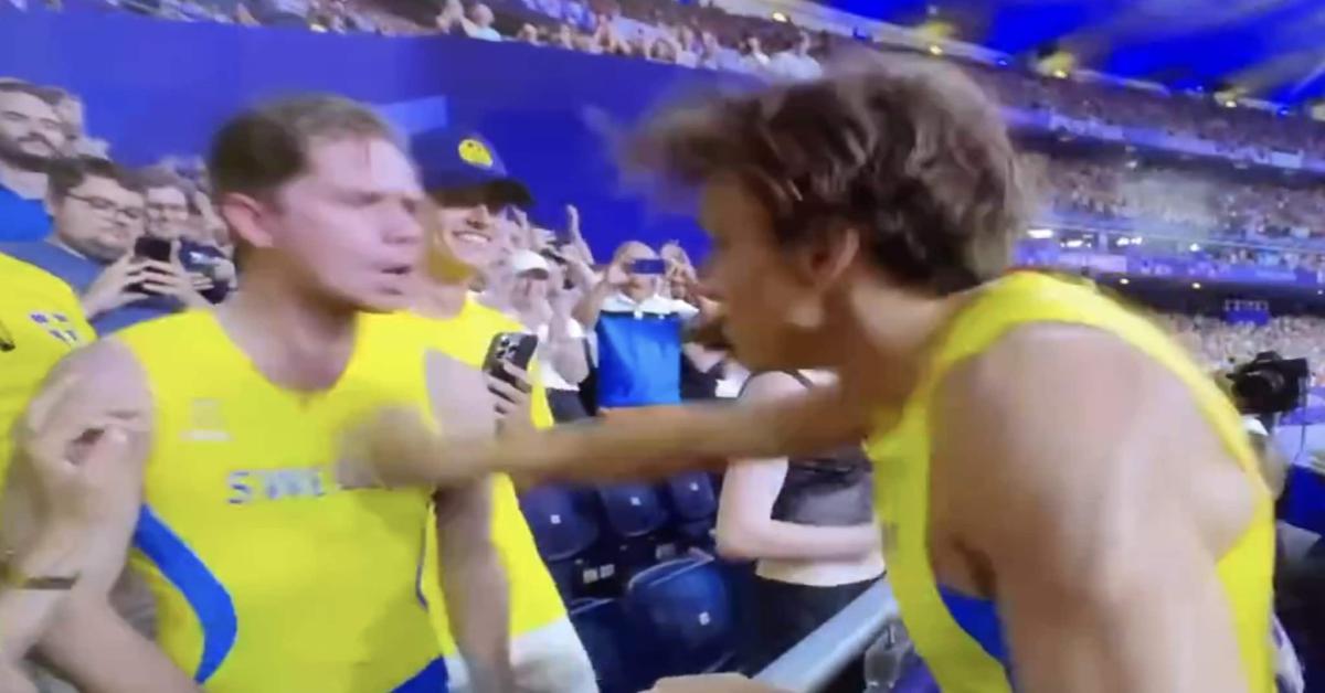 Volano pugni alle Olimpiadi: Duplantis si scarica con il compagno dopo l