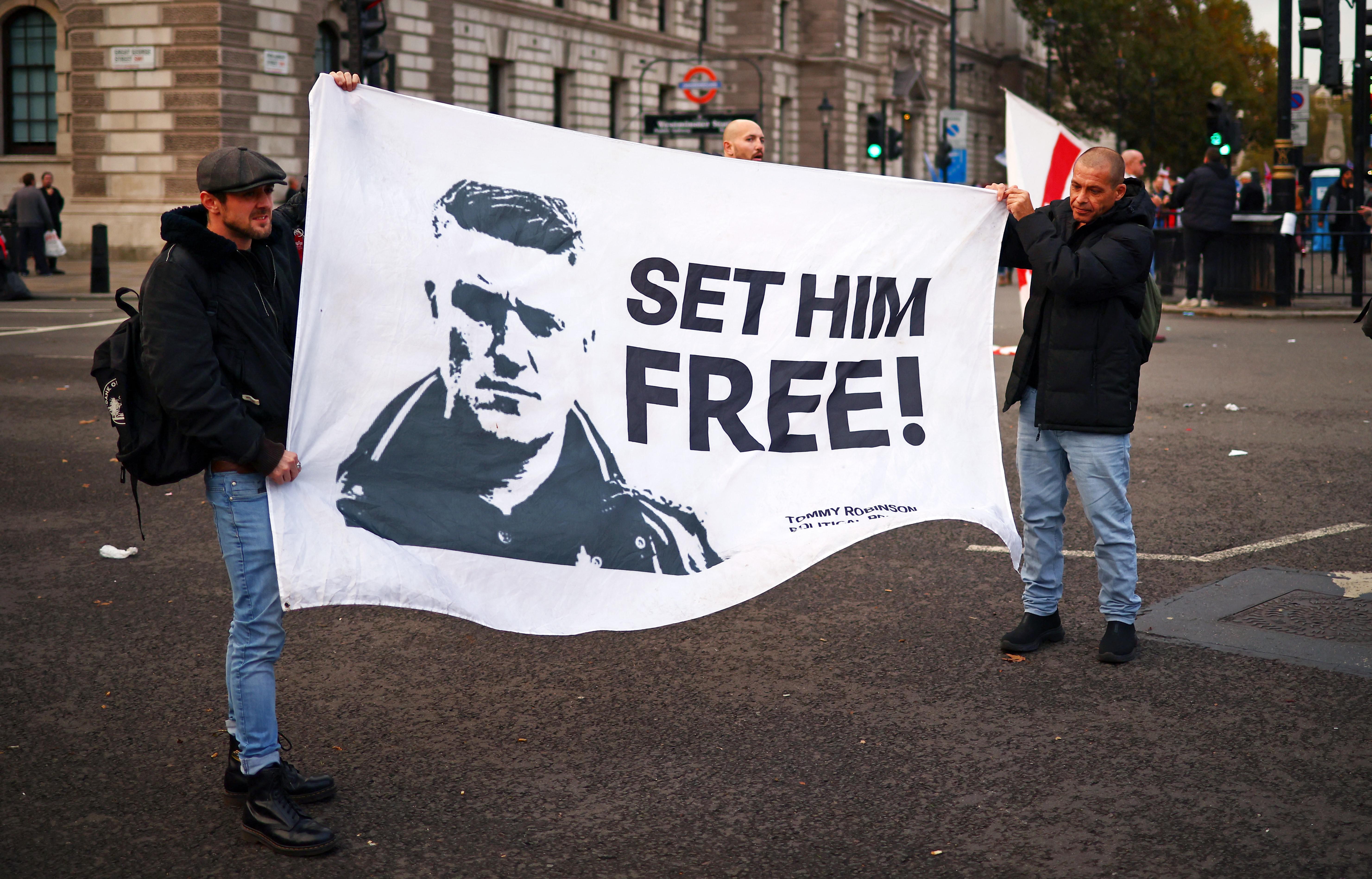 Gb – Condannato Tommy Robinson: carcere per l’attivista dopo nuove accuse di oltraggio alla corte