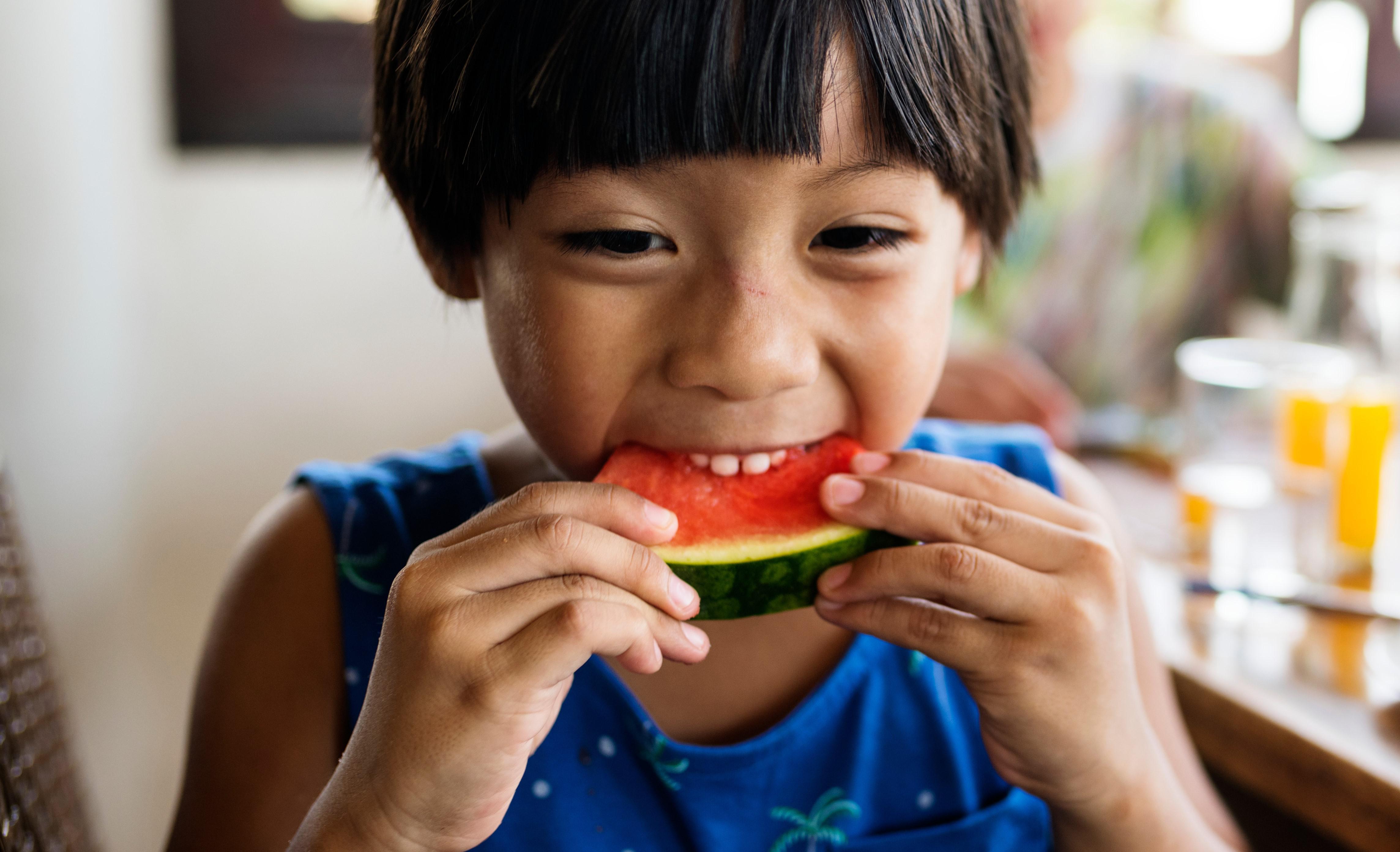 Masticare cibi consistenti migliora memoria, intelligenza e crescita nei bambini