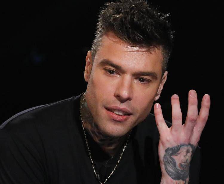 Fedez ammette errori nella vita privata e conferma il legame con Chiara Ferragni