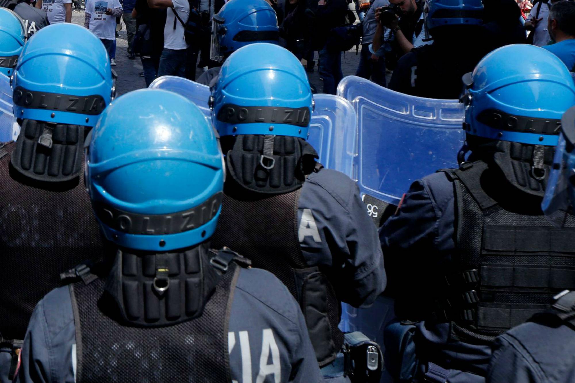 Tensioni a Bologna: scontri tra collettivi antifascisti e manifestazione della destra