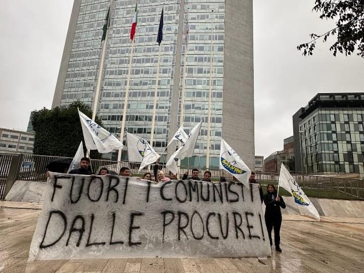 Milano, striscione della Lega Giovani contro la magistratura: “Fuori i comunisti dalle Procure”