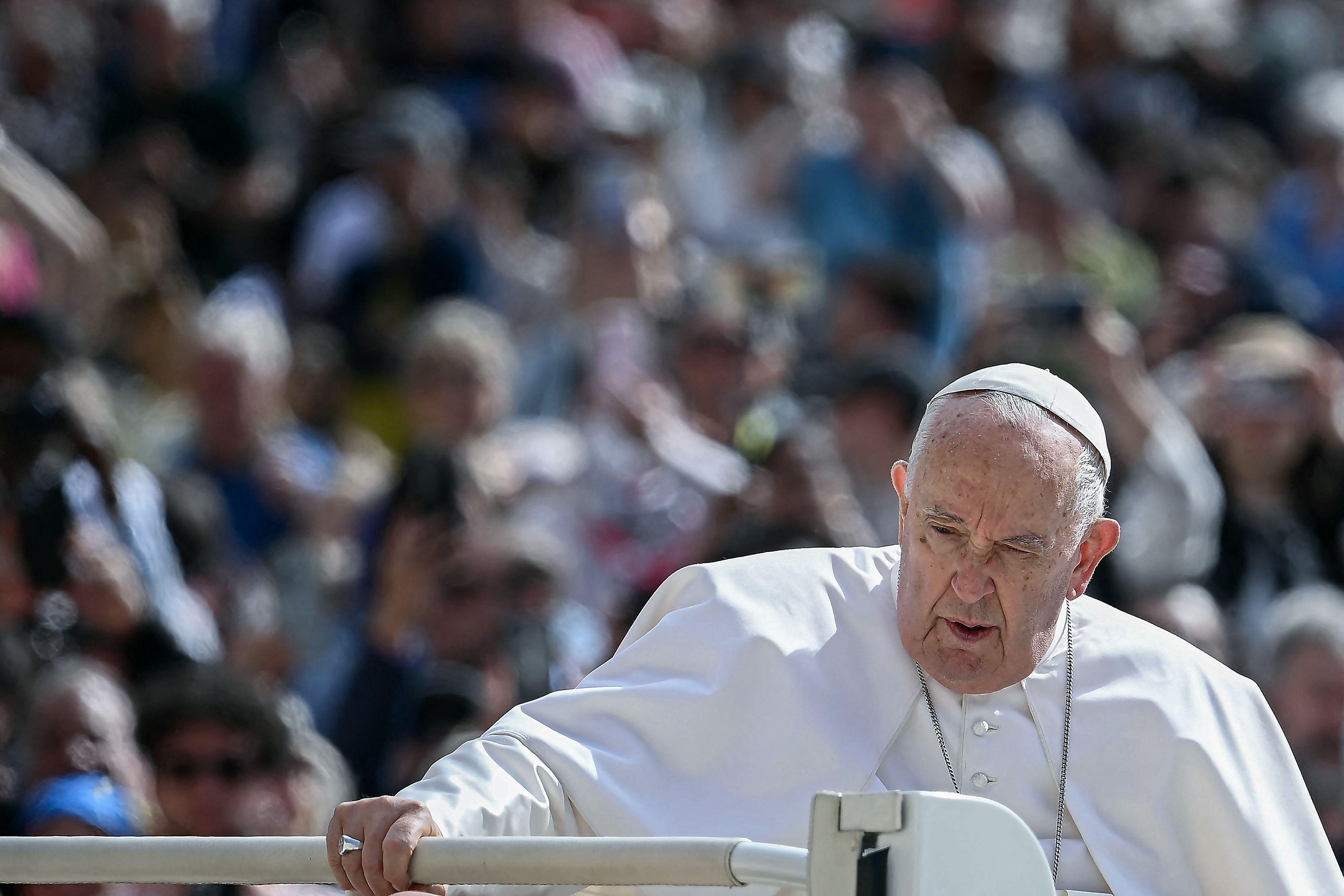 Papa Francesco celebra 88 anni: auguri globali e messaggio di Mattarella