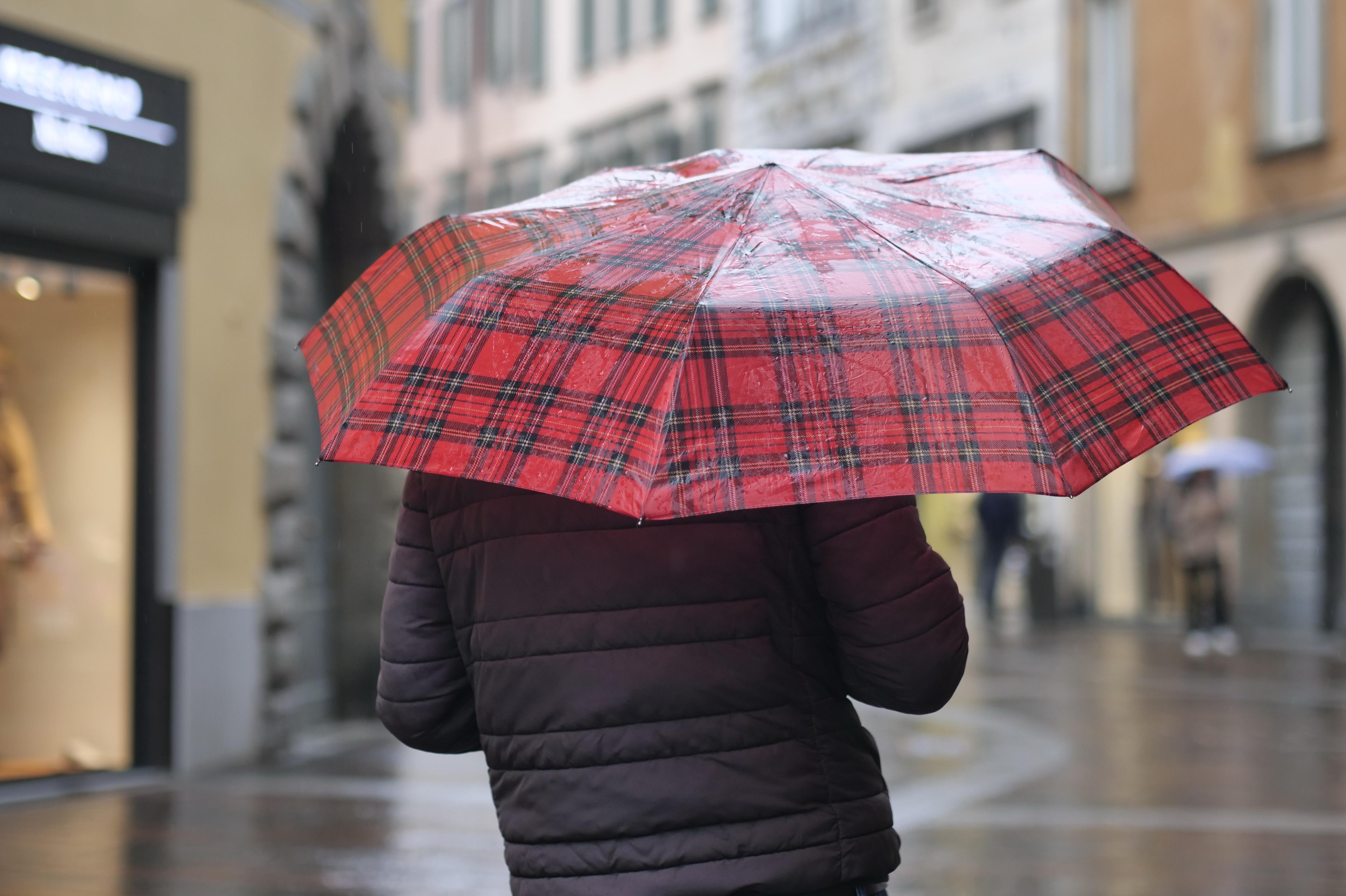 Allerta meteo rossa in Sicilia: chiusura scuole e limitazioni per il maltempo