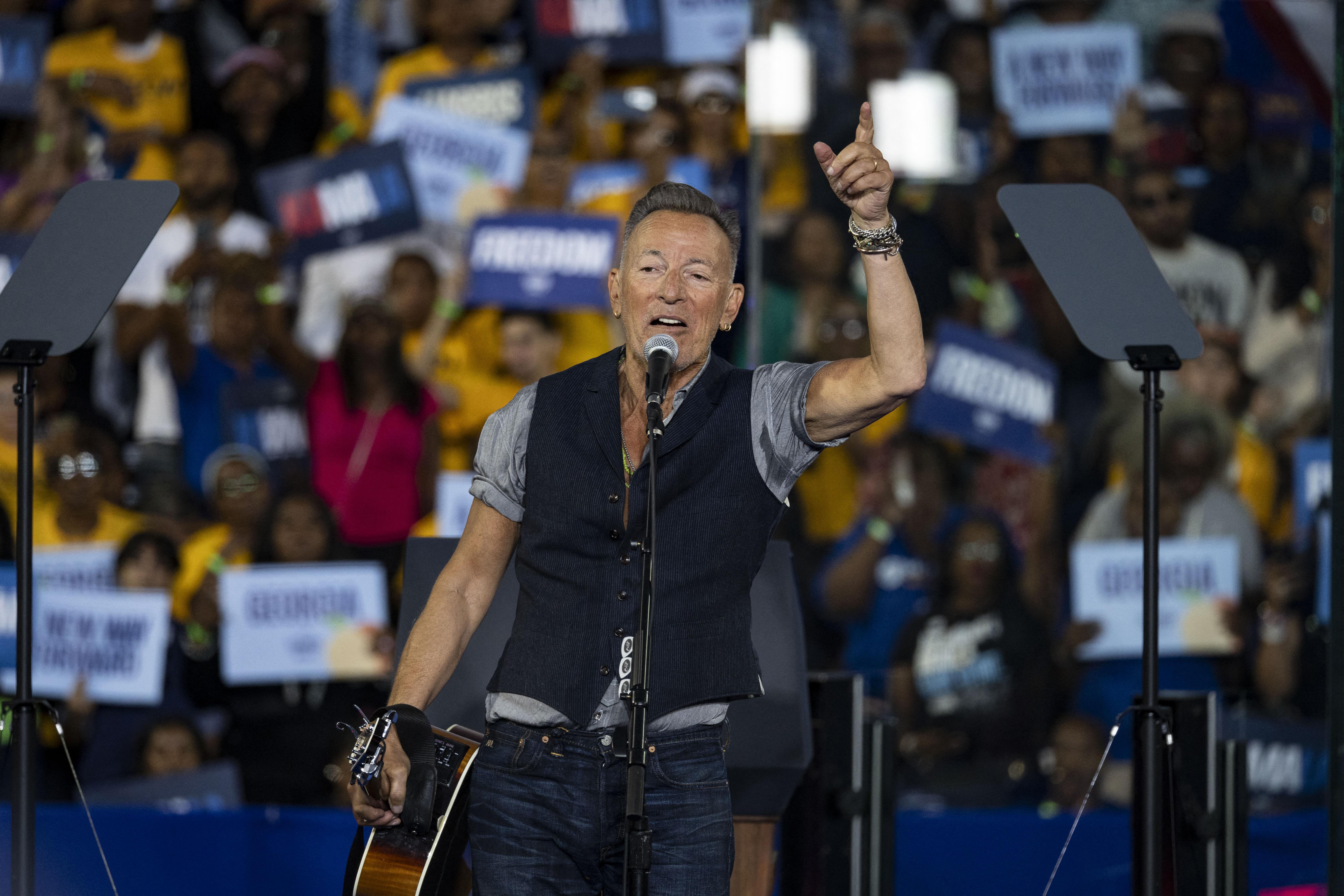 Bruce Springsteen e Obama sul palco per sostenere Kamala Harris nelle presidenziali Usa contro Trump