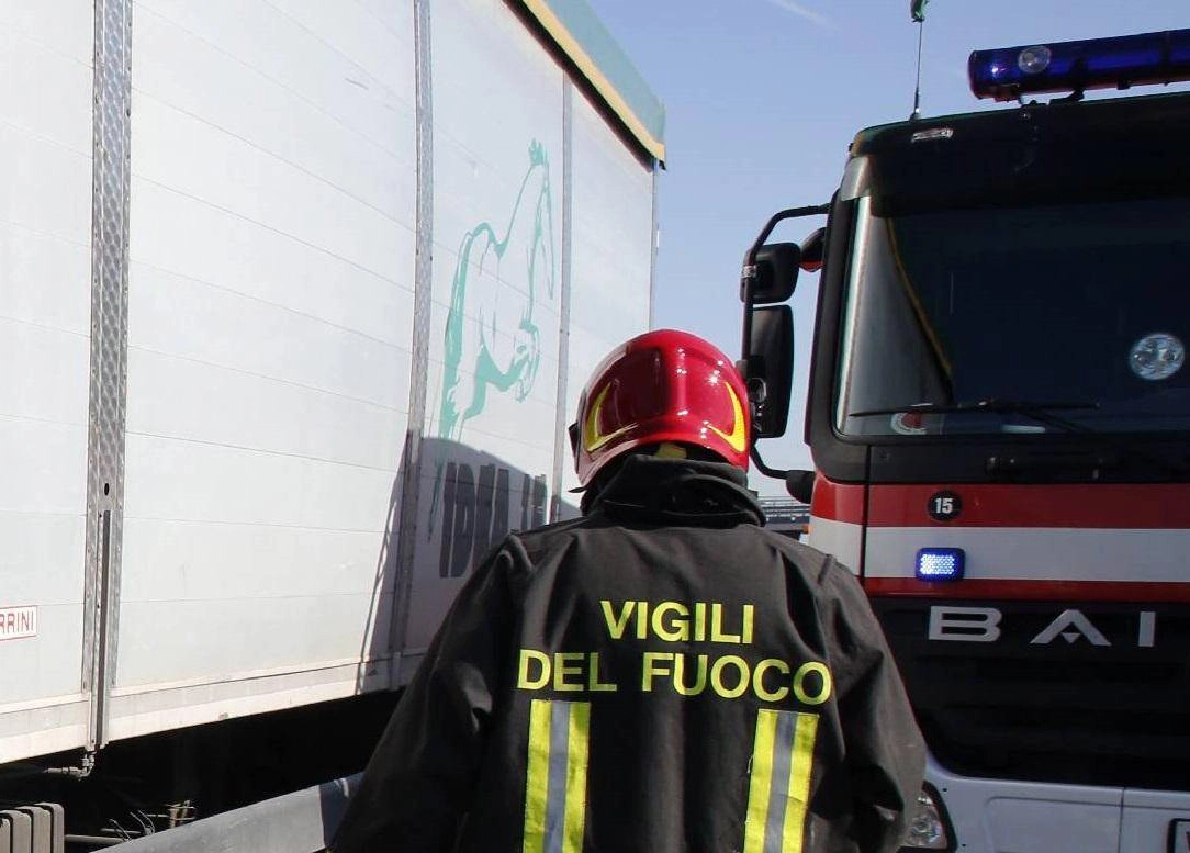 Salerno, tir perde carico di ecoballe: un ciclista morto e uno ferito