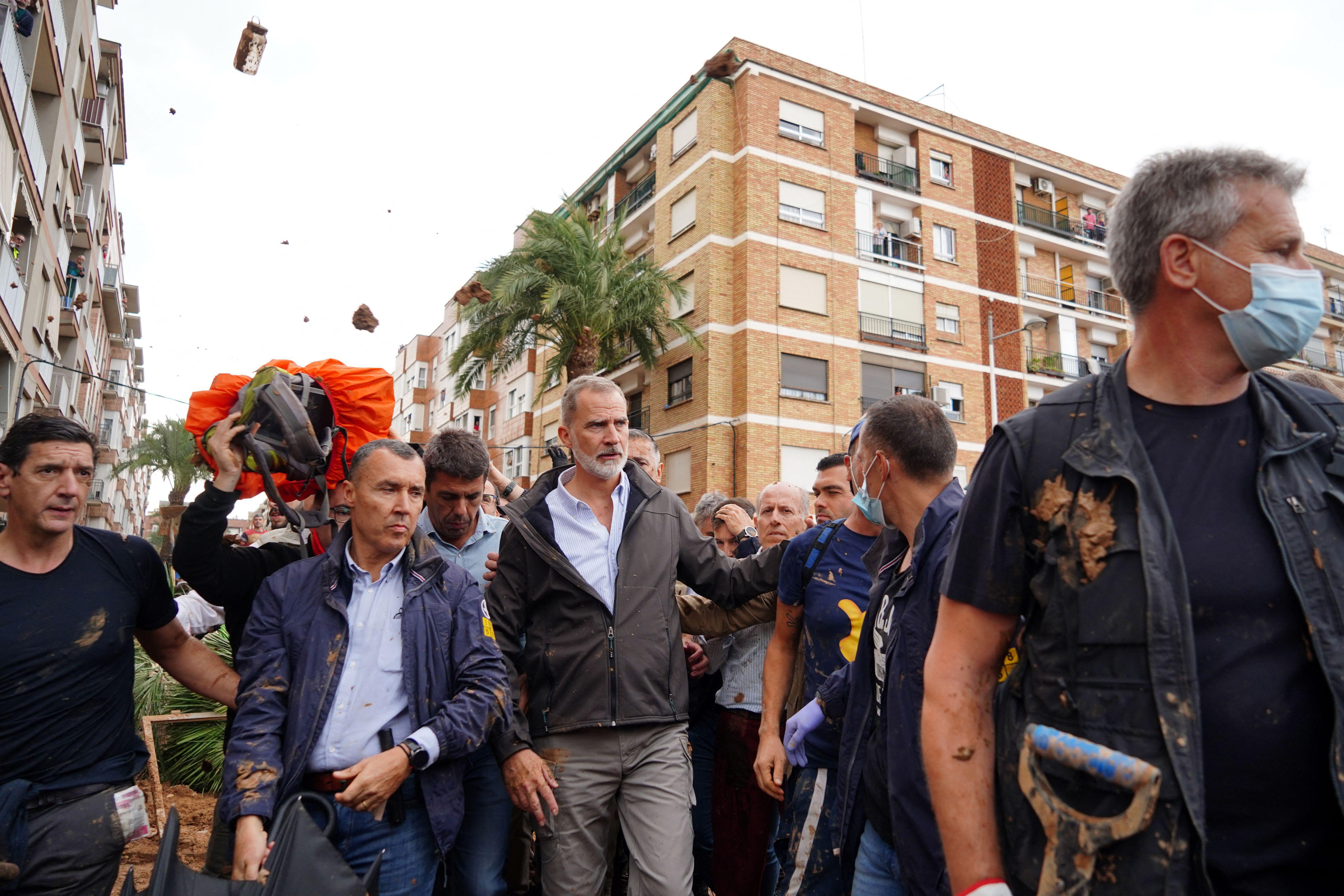 Re Felipe e Pedro Sánchez contestati a Valencia: proteste e tensioni dopo l