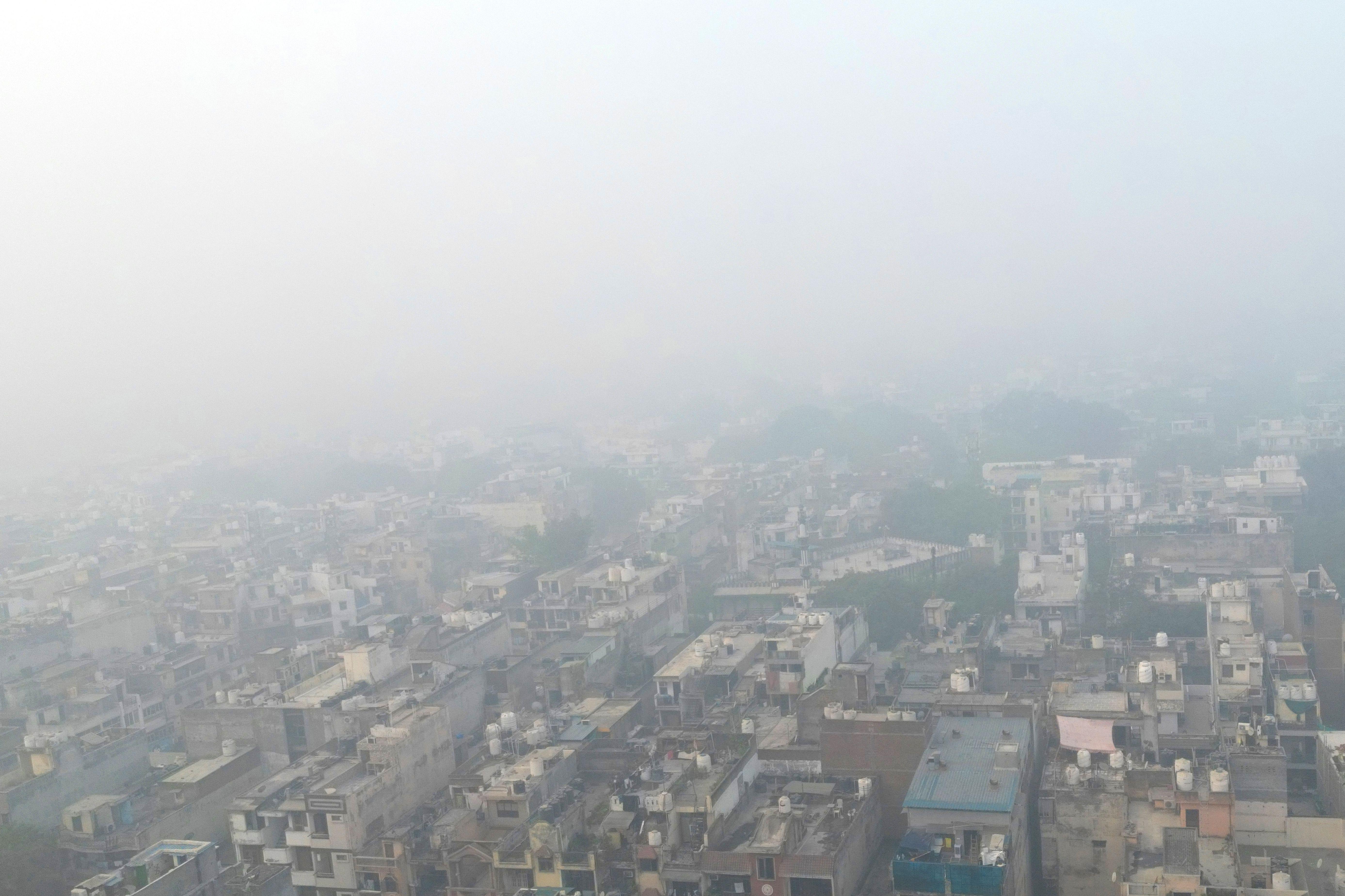 Smog record a Nuova Delhi: chiuse le scuole primarie per livelli di inquinamento 50 volte sopra i limiti