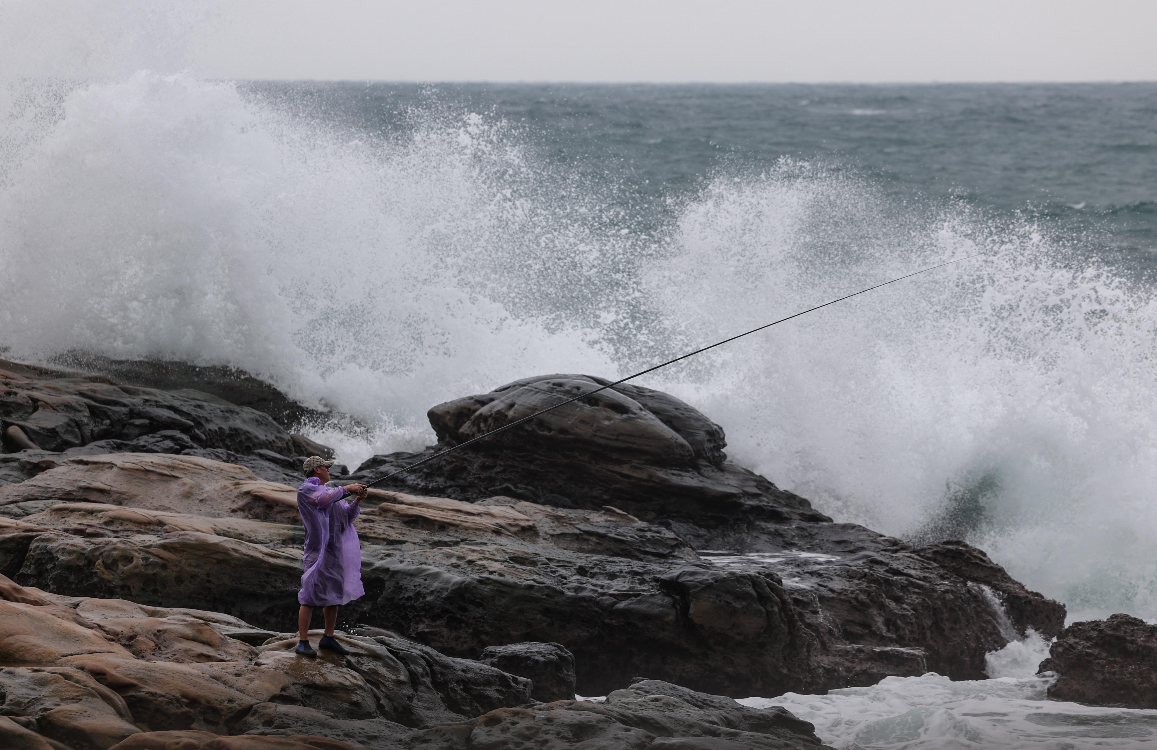 Allerta per il super tifone Kong-rey a Taiwan: raffiche fino a 240 km/h