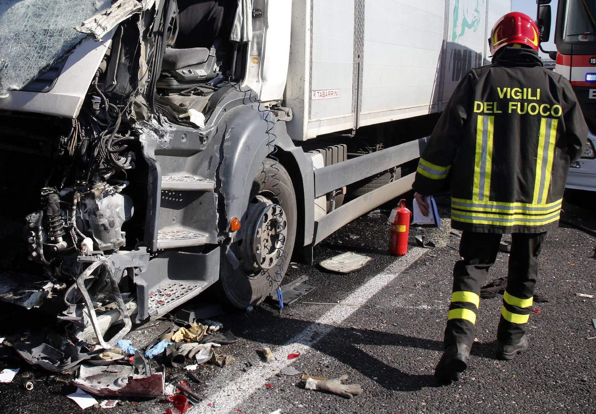 Venosa (Potenza) – Tragico scontro tra due tir sulla Statale 655 