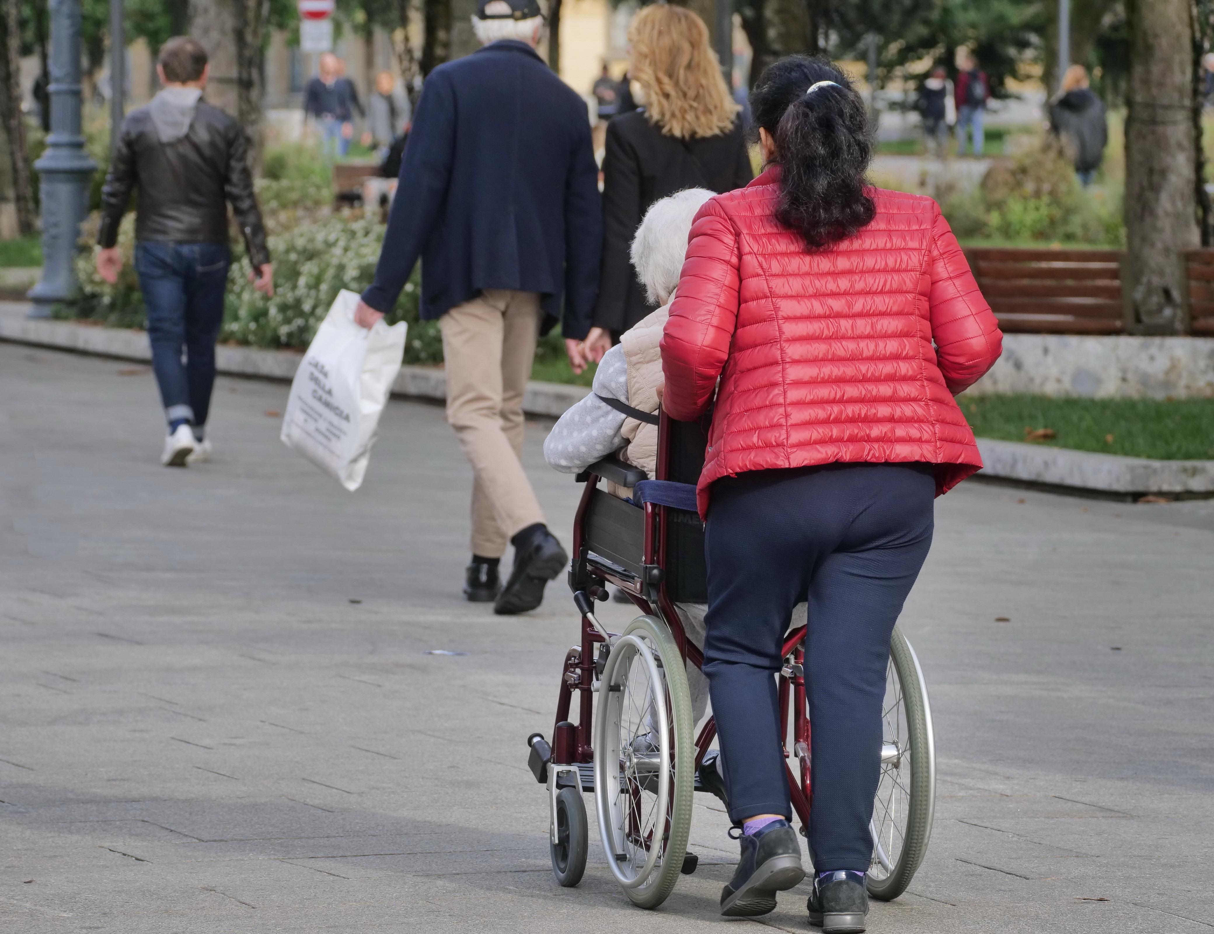 Bonus colf e badanti 2025: requisiti, importi e procedura per accedere all