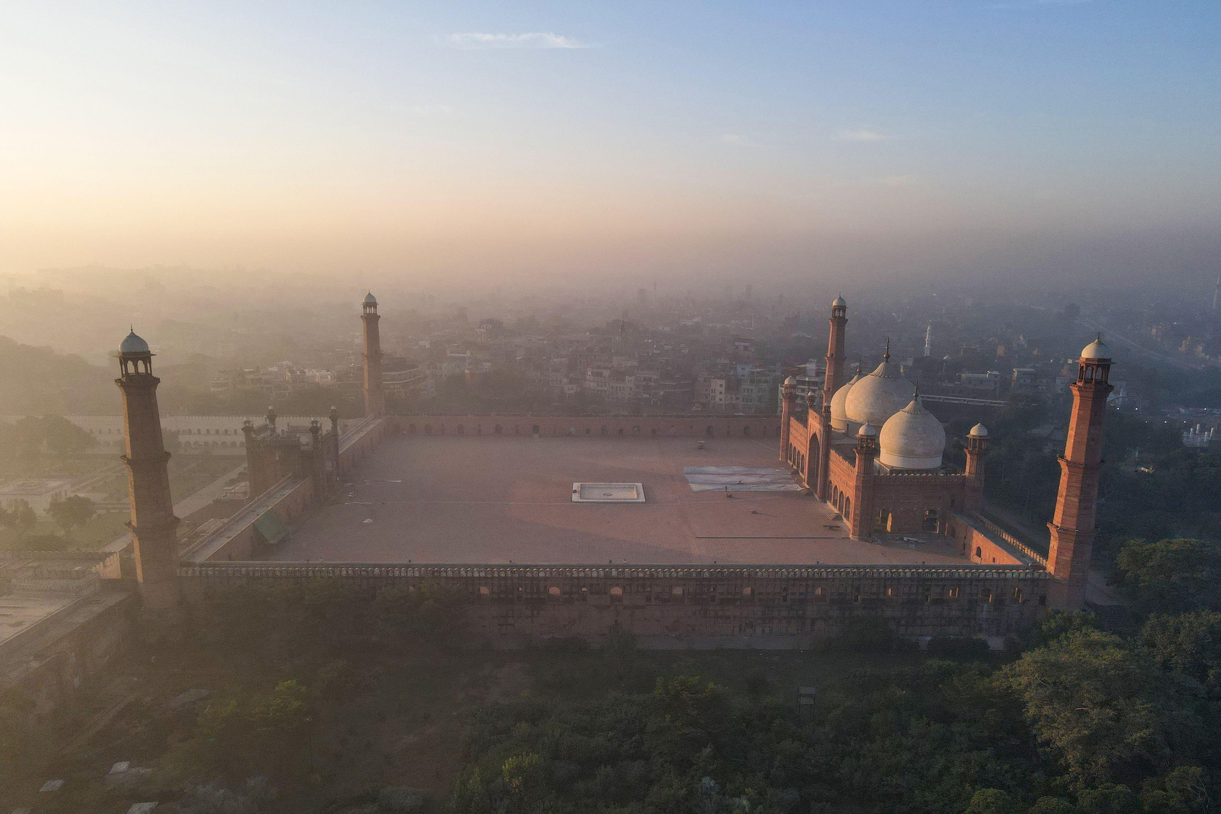 Lahore in emergenza: smog record, chiusura scuole e misure straordinarie per contenere l