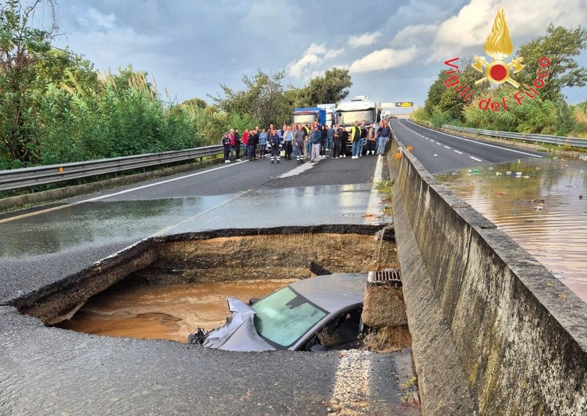 Auto finisce in un cratere a Lamezia Terme: passeggeri in salvo