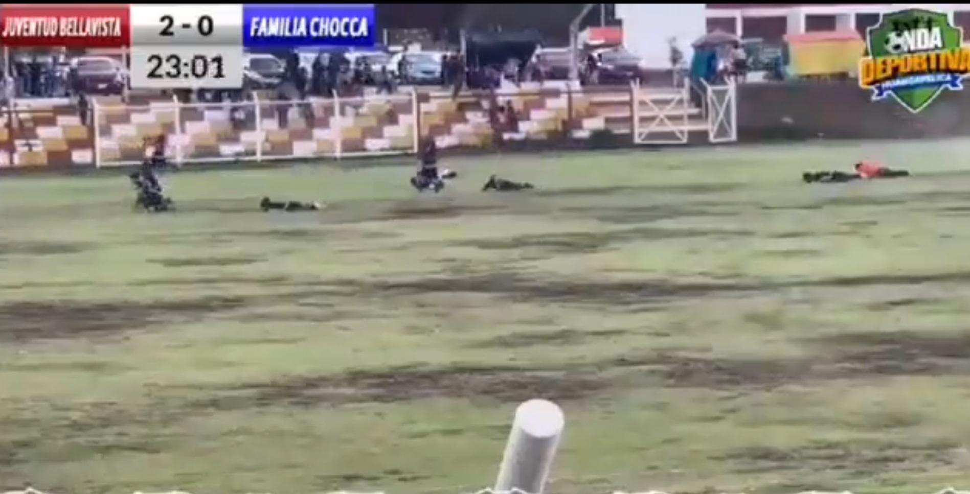 Fulmine colpisce campo di calcio in Perù: un giocatore deceduto e quattro feriti - VIDEO