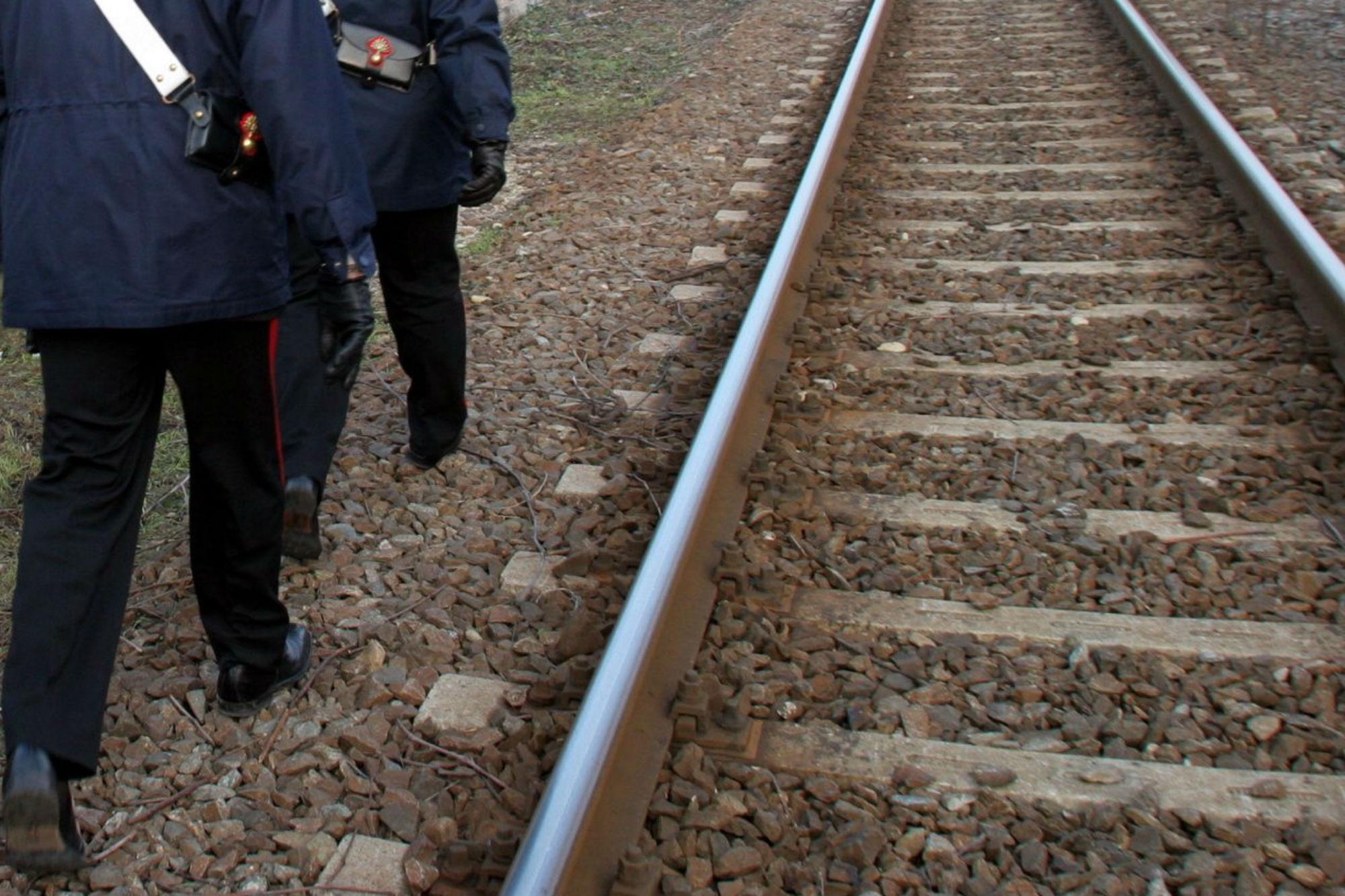 Capotreno accoltellato durante controllo biglietti su treno regionale a Genova