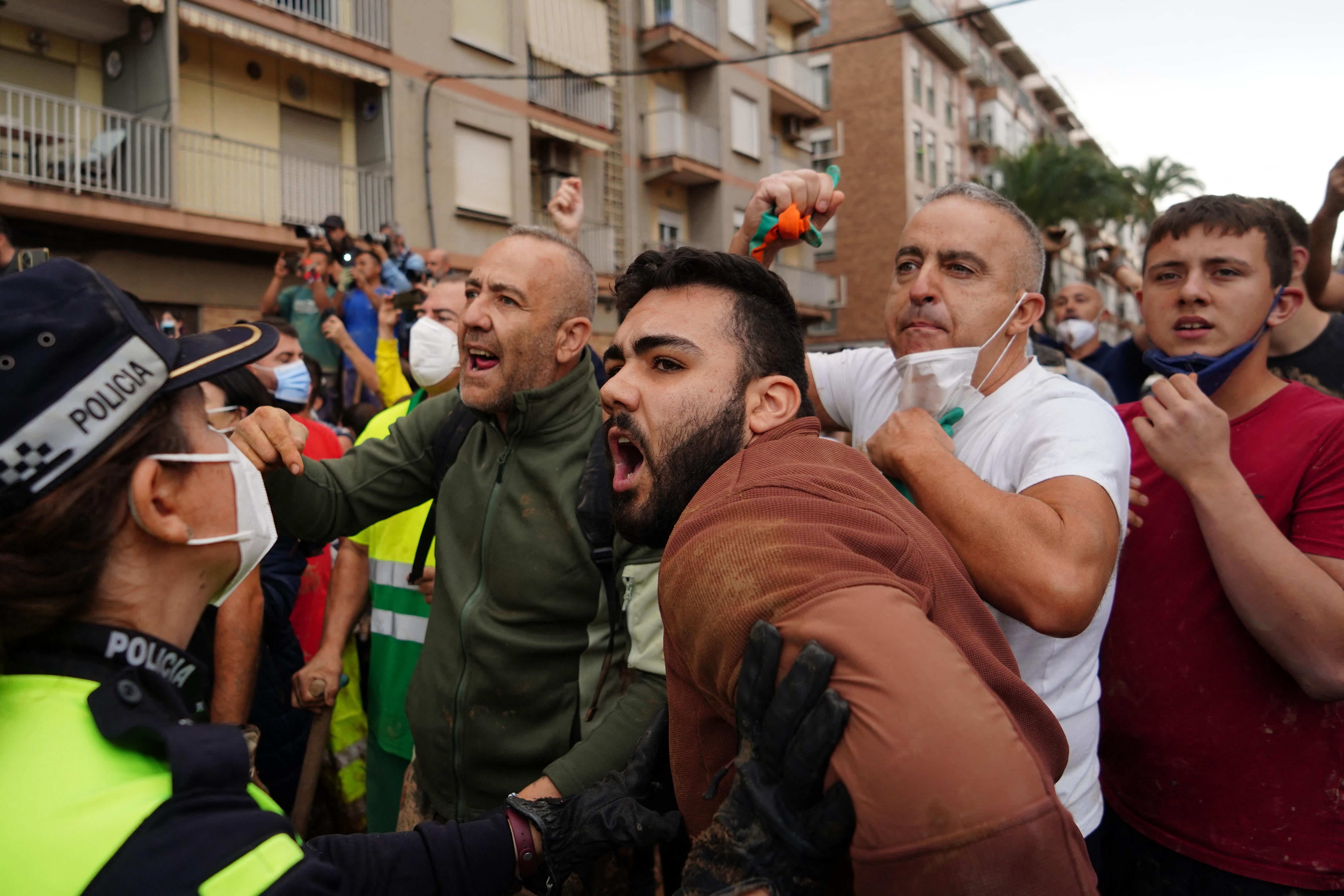 Alluvione a Valencia: il premier Sánchez contestato durante la visita a Paiporta