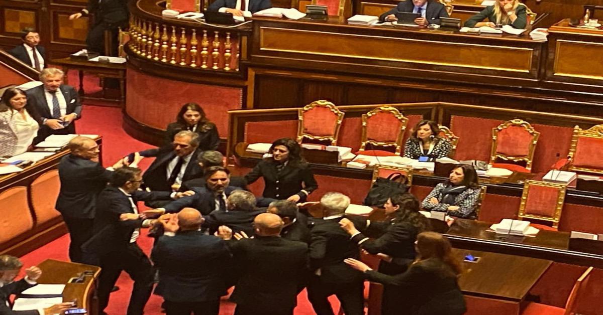 Rissa al Senato tra FdI e M5S: Seduta sospesa dopo scontro fisico tra Menia e Croatti