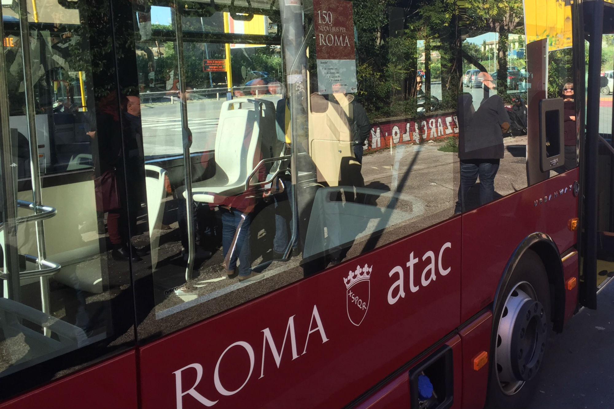 Roma: Aggressione a controllori su Bus della Linea 75, arrestati due giovani