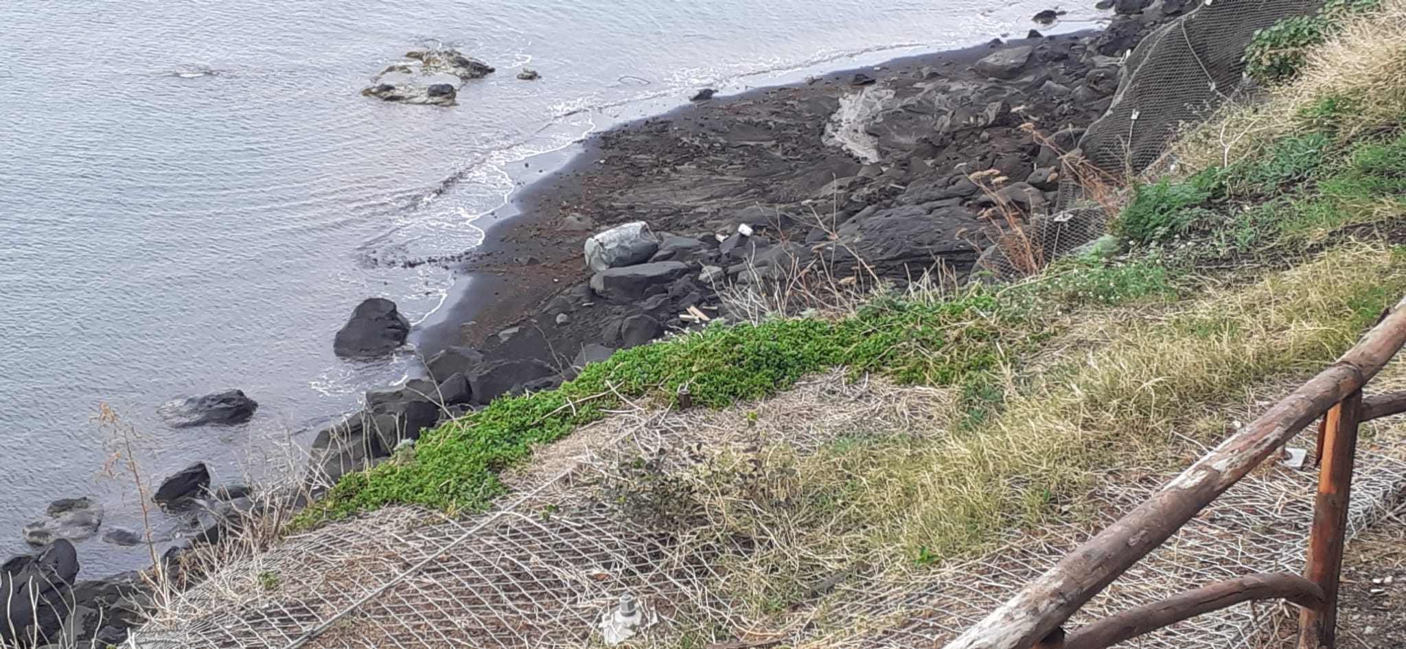 Stromboli , Ginostra in emergenza: fango e detriti invadono il villaggio dopo 10 minuti di pioggia