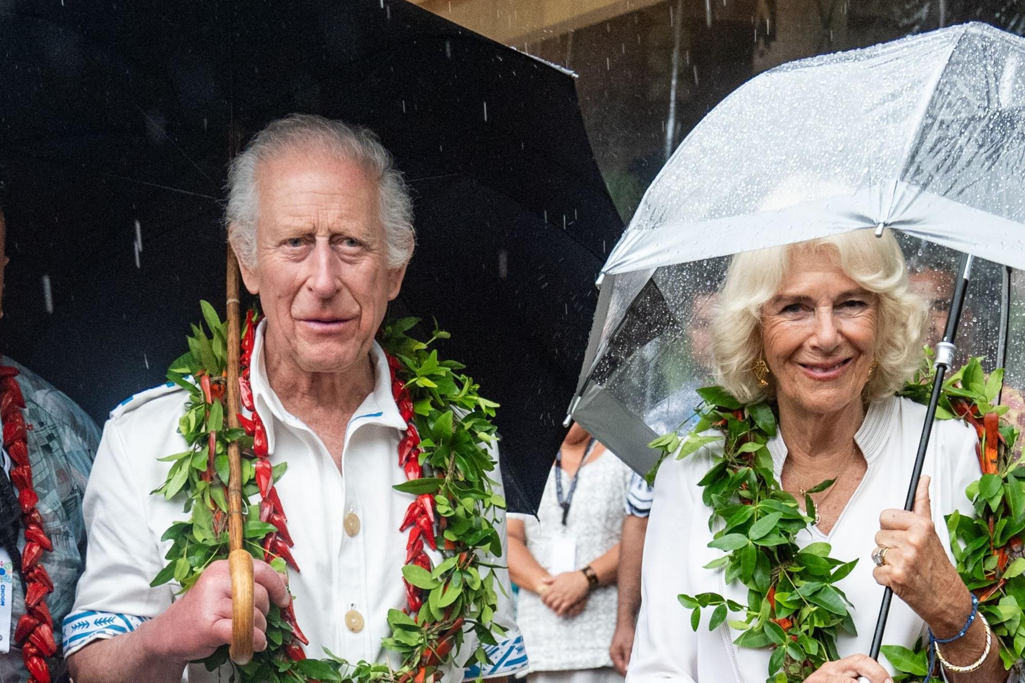 Re Carlo e Camilla in Australia: doni per i nipoti e accoglienza tra proteste