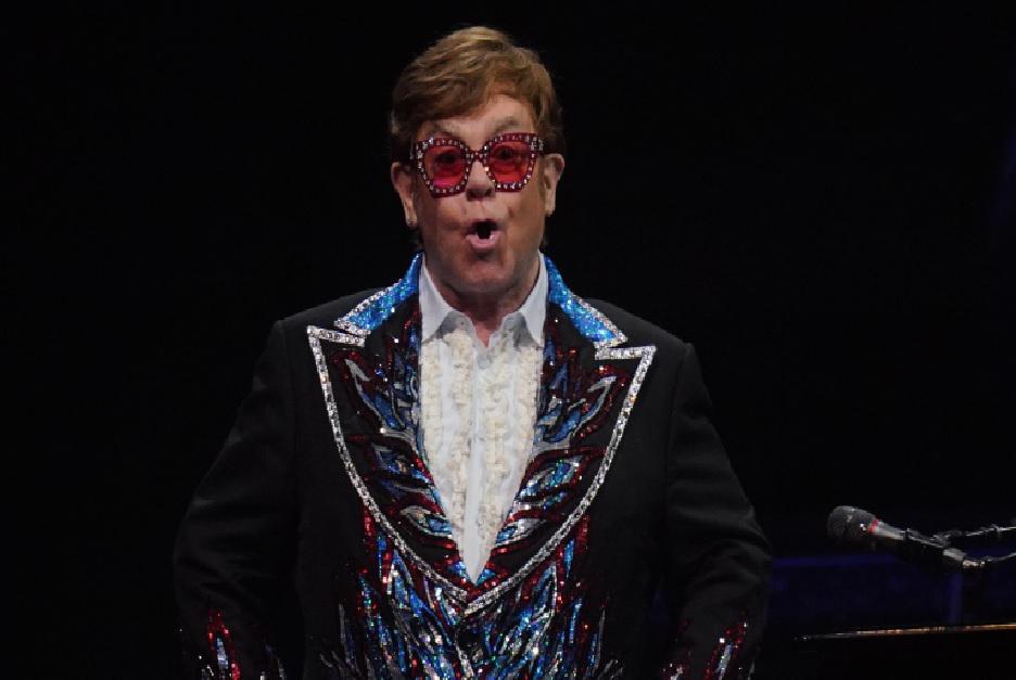 Elton John contro la legalizzazione della cannabis: Crea dipendenza e porta ad altre droghe