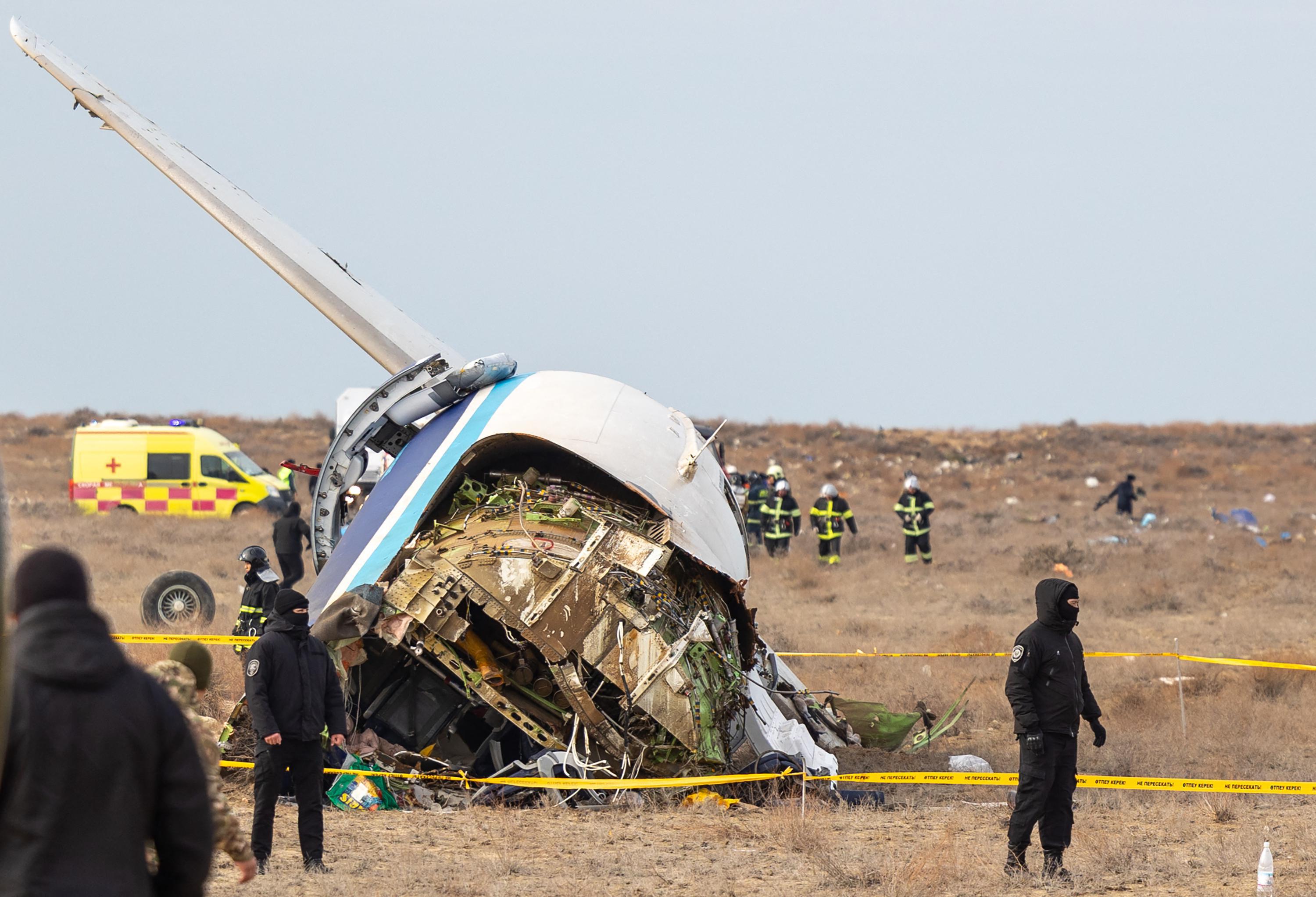 Aereo precipitato in Kazakistan, recuperata seconda scatola nera: ipotesi missile antiaereo russo