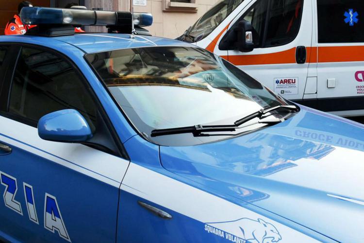 Verona, uomo aggredisce la polizia con un coltello: poliziotto spara e lo uccide alla stazione di Porta Nuova