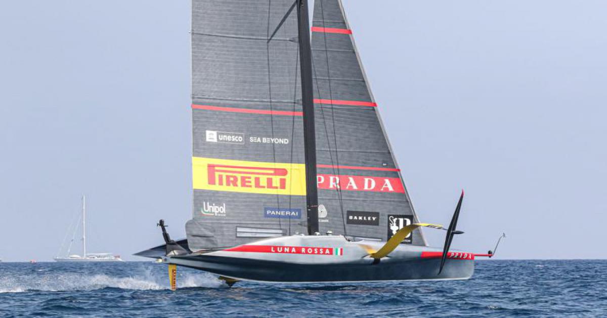 Luna Rossa e Ineos Britannia si sfidano nella finale della Louis Vuitton Cup 2024: inizio della competizione a Barcellona