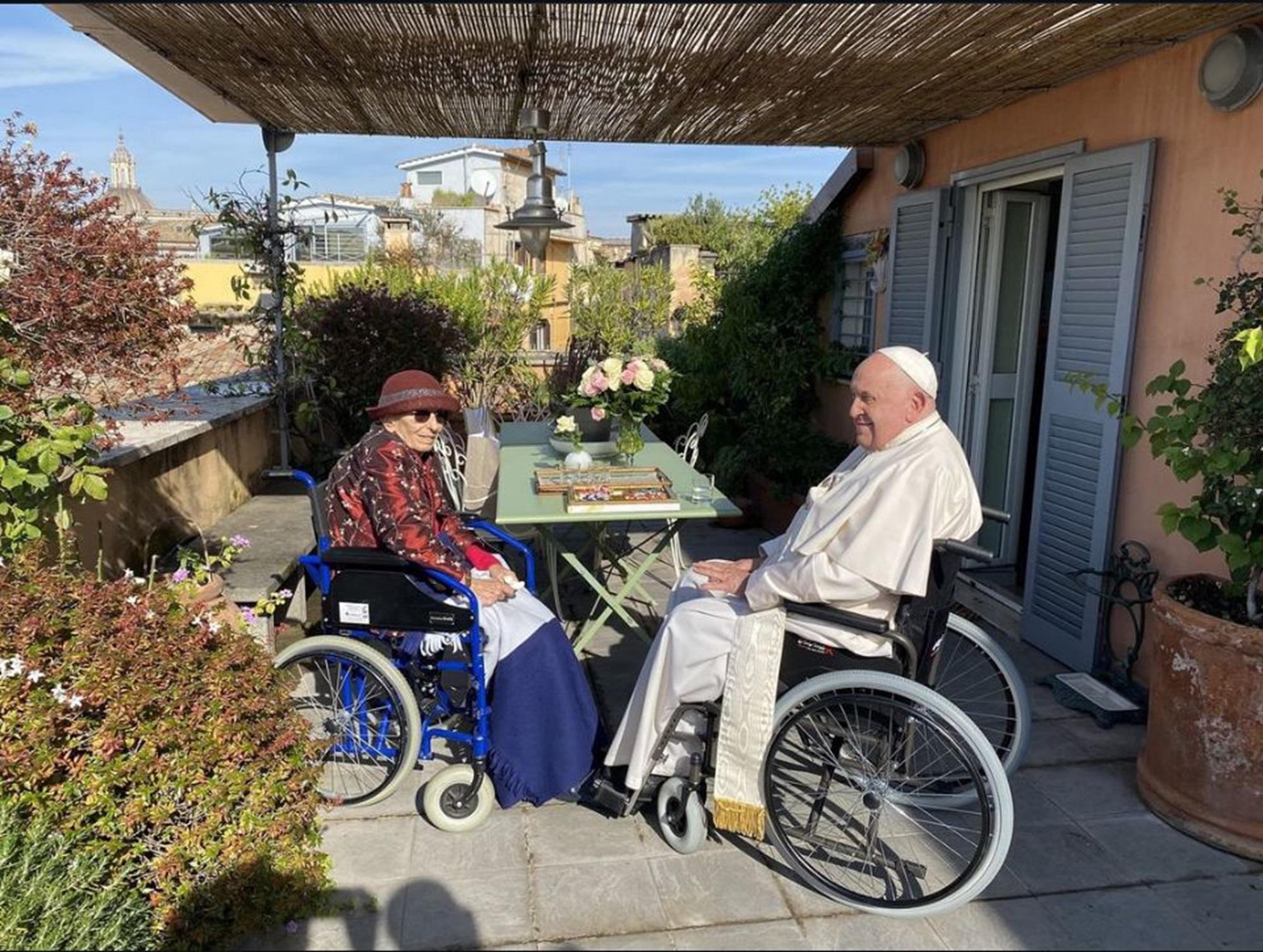 Papa Francesco fa visita a sorpresa a Emma Bonino: incontro sui tetti di Roma